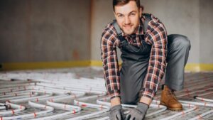 Monteur legt vloerverwarming aan voor een comfortabele en warme sfeer in huis