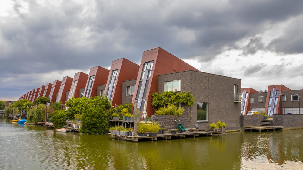 verschillende huizen op het water