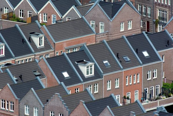 Rijtjeshuizen met goed geïsoleerde daken en kozijnen als basis voor gasloos wonen