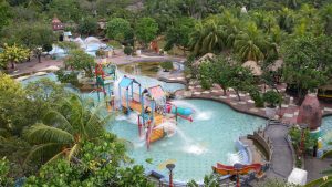 Kinderen spelen in kleurrijk waterpark, perfect voor een actieve vakantie met kinderen