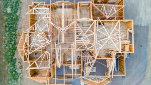 Zelf bouwen woning met houten dakconstructie en indeling van kamers zichtbaar vanuit luchtperspectief