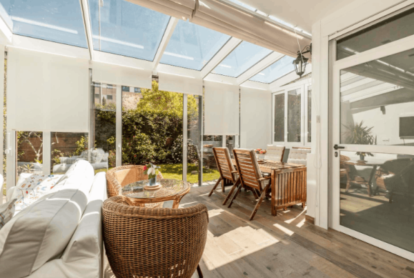 zonwering in een tuin screens