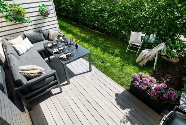 Compacte zithoek op terras met bank en tafel in een kleine tuin inrichten met efficiënte indeling