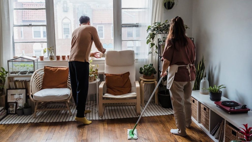 Voorjaarsschoonmaak in de woonkamer met focus op vloer reinigen en frisse leefruimte