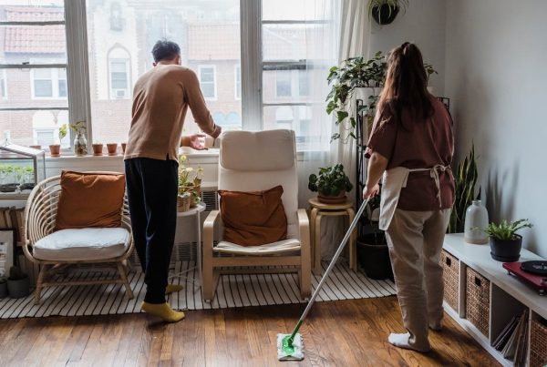 Voorjaarsschoonmaak in de woonkamer met focus op vloer reinigen en frisse leefruimte